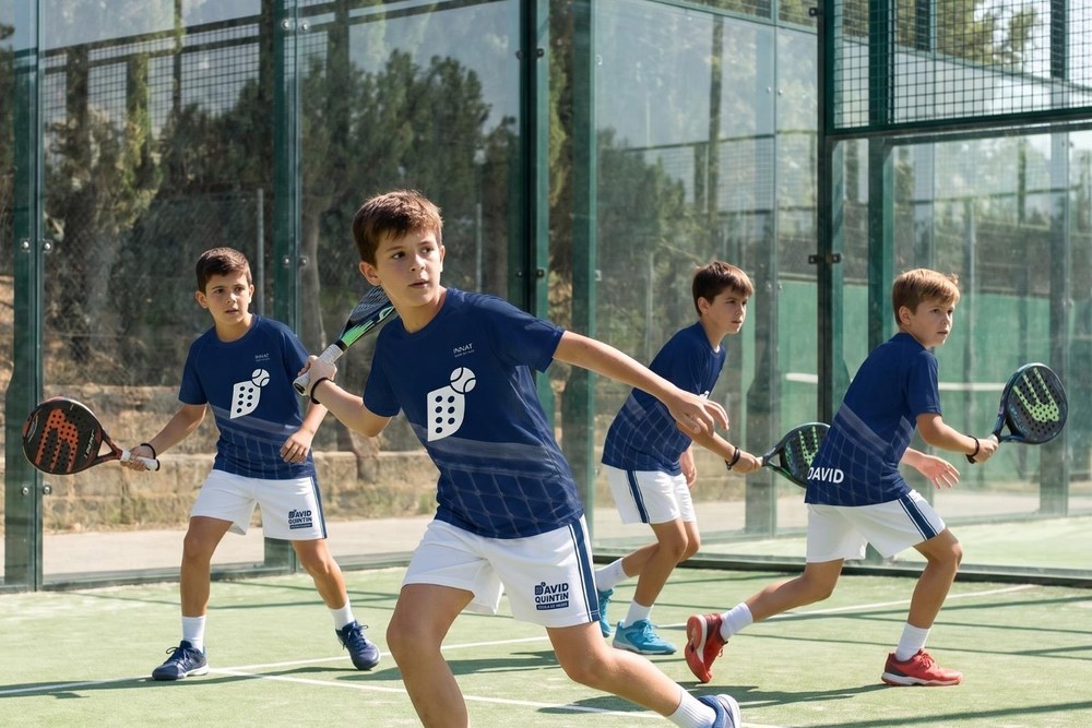 Per què el pàdel és l'esport ideal per als nens de 8 a 12 anys